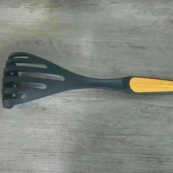 Tupperware  Utensil Masher 7782A - Black and Yellow - Product of Mexico - Picture 5 of 7